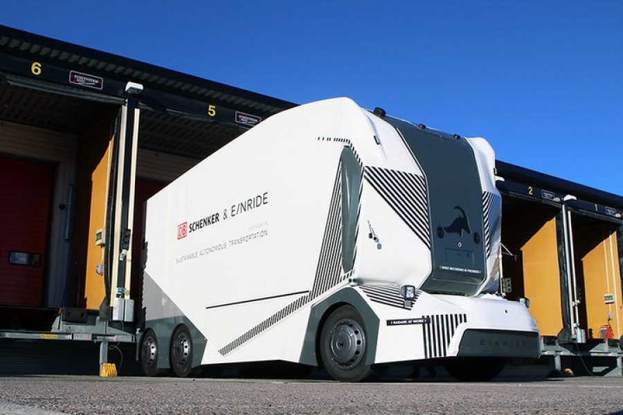 Автономный грузовик начал ежедневные доставки грузов в Швеции